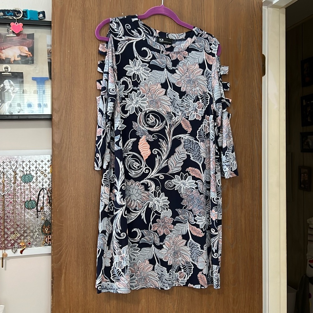 Super cute cocktail dress. Sleeves are cut out as shown in the pictures.